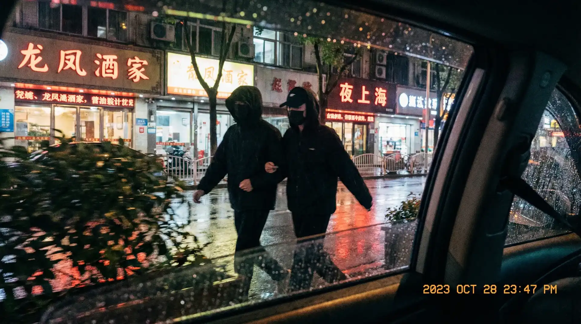大江体育 - 顶流明星深夜密会现场抓拍照片